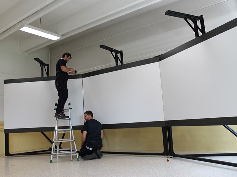 Dettaglio fissaggio schermo LED, logistica hi-tech MITSafetrans